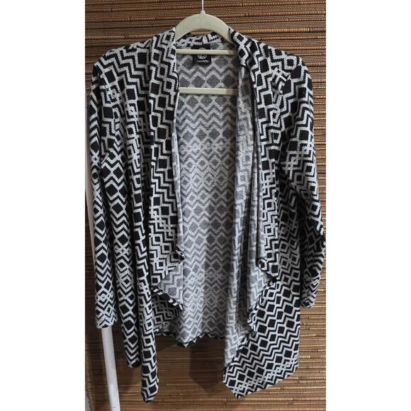 Bobeau Sweaters - Bobeau Women's Black and White Geometric Pattern Cardigan Size 1X